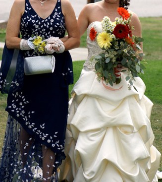 כלה ואמא שלה בשמלות לקראת החתונה