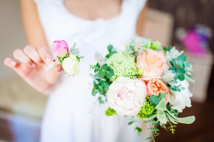כלה עם זר פרחים בחתונה