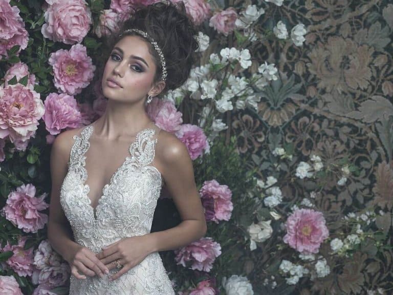 שמלת כלה עם מחשוף V