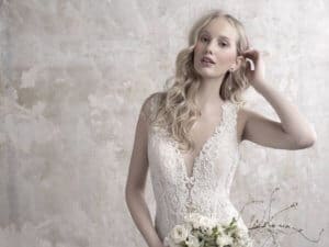 שמלת כלה עם מחשוף קדמי V